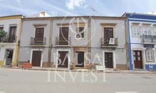 Splendid Building in the historic area of Tavira consisting of a 4-Bedrooms House + 3 Properties with independent access