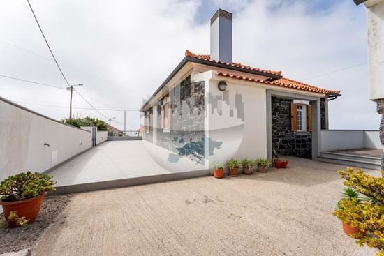 House 3 Bedrooms + T0 Porto Moniz