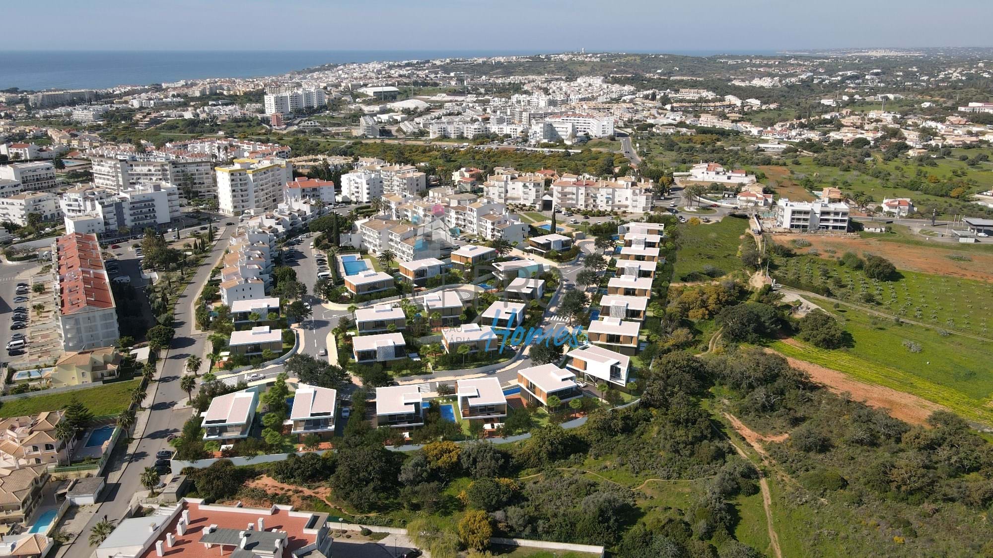For sale, plots of land for construction in a new allotment in the city centre of Albufeira. 