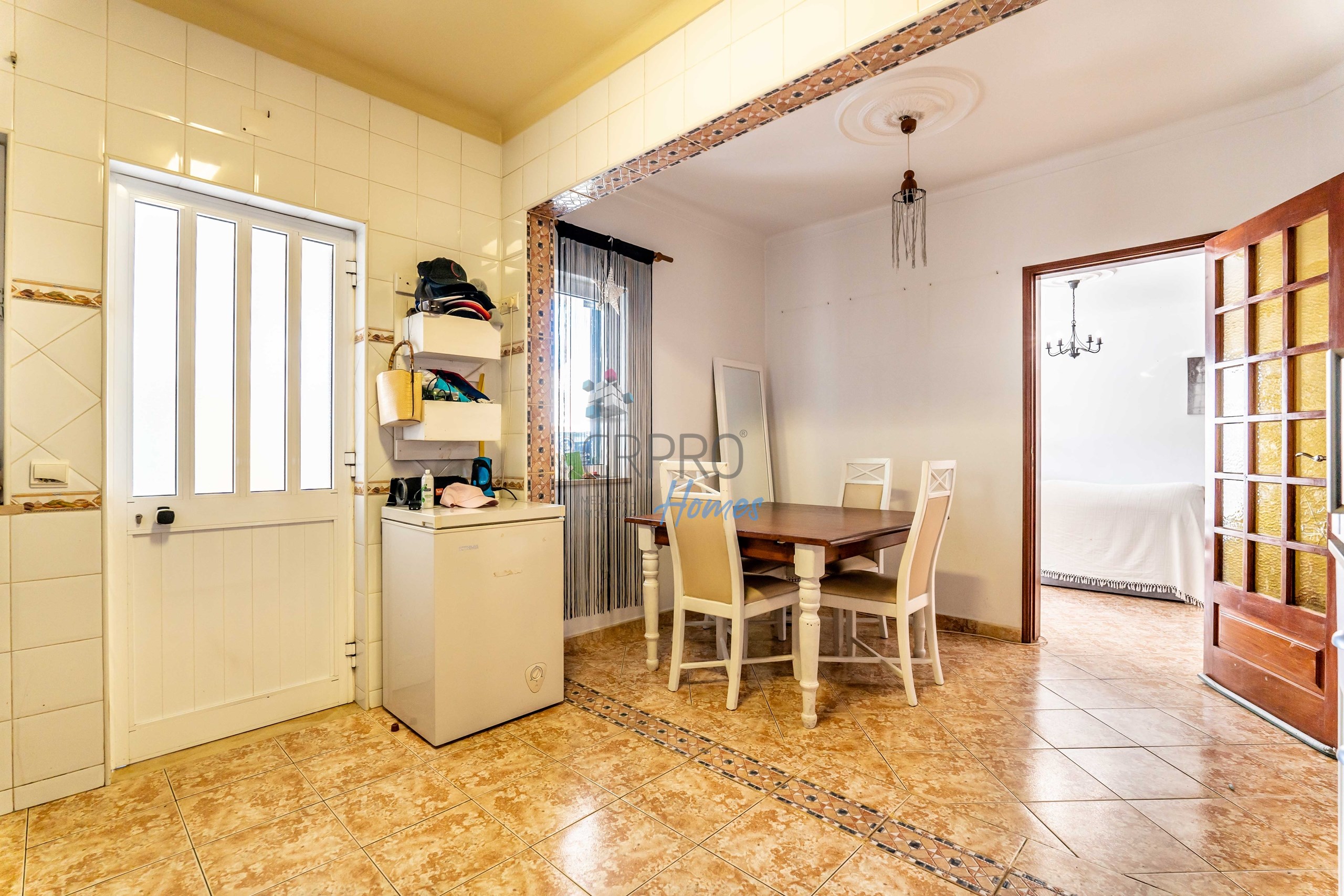 T2+2 semi-detached house for sale, located in the Caliços residential area in Albufeira. 