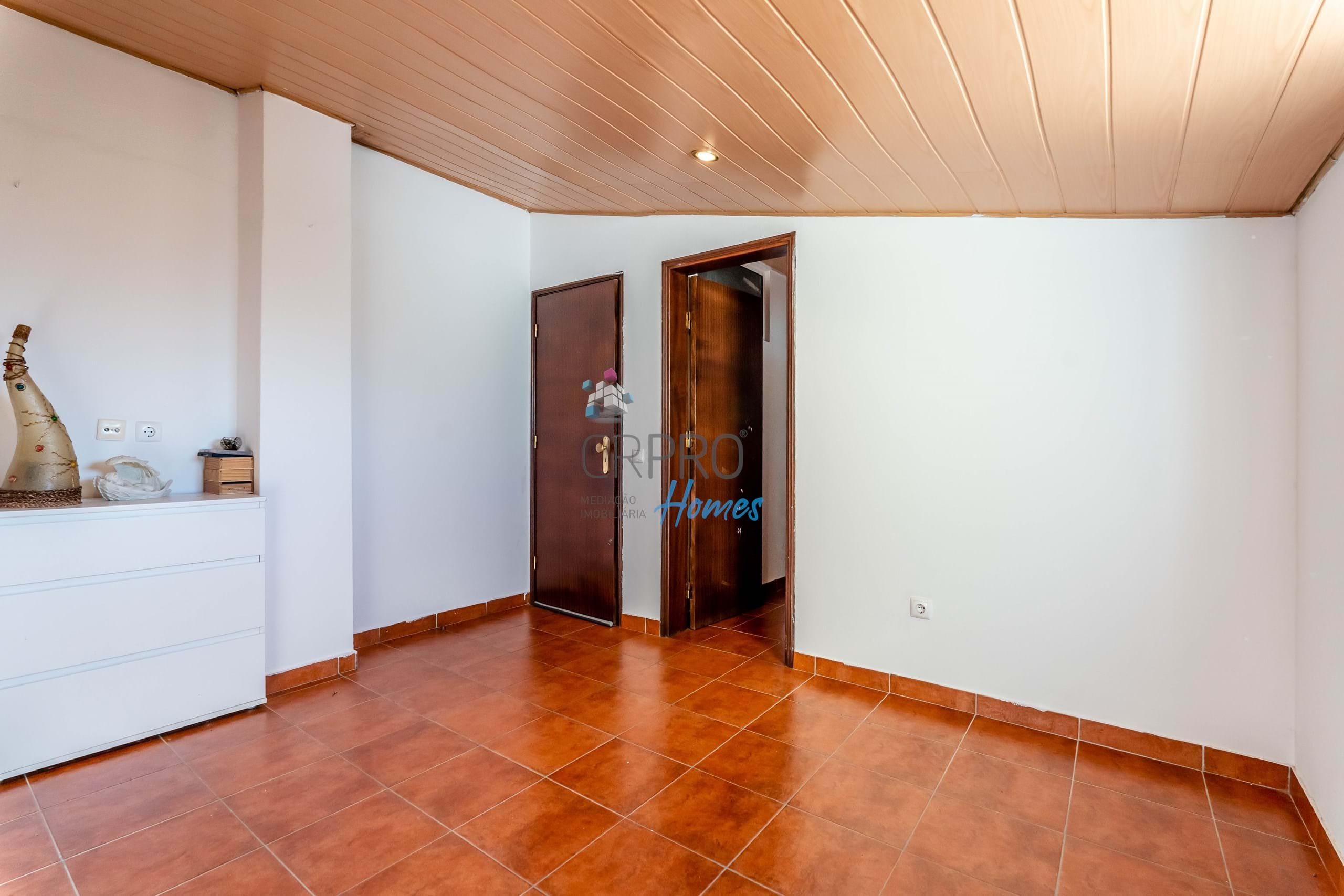 Maison T2+2 à vendre, située dans l'urbanisation Caliços à Albufeira. 