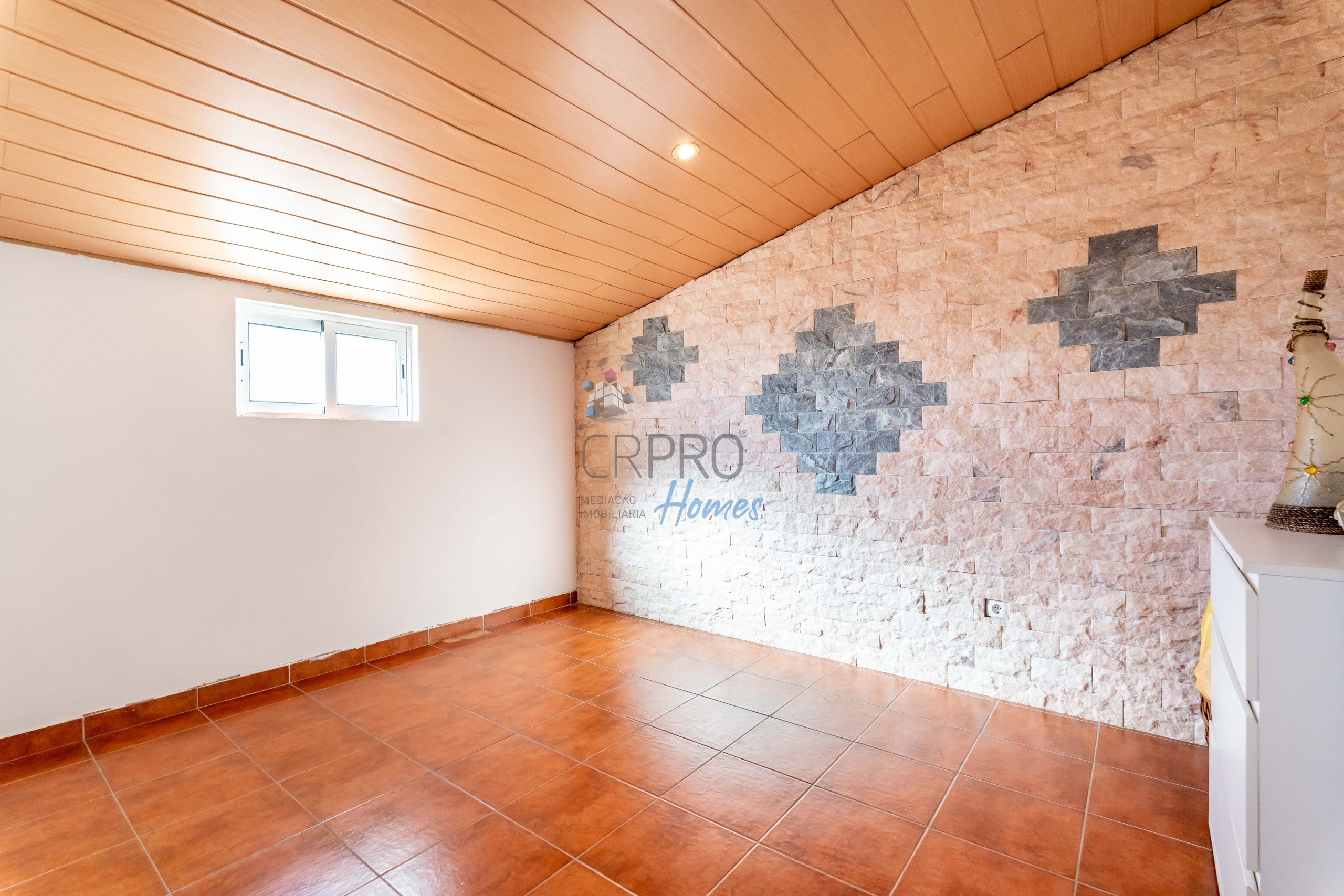 T2+2 semi-detached house for sale, located in the Caliços residential area in Albufeira. 