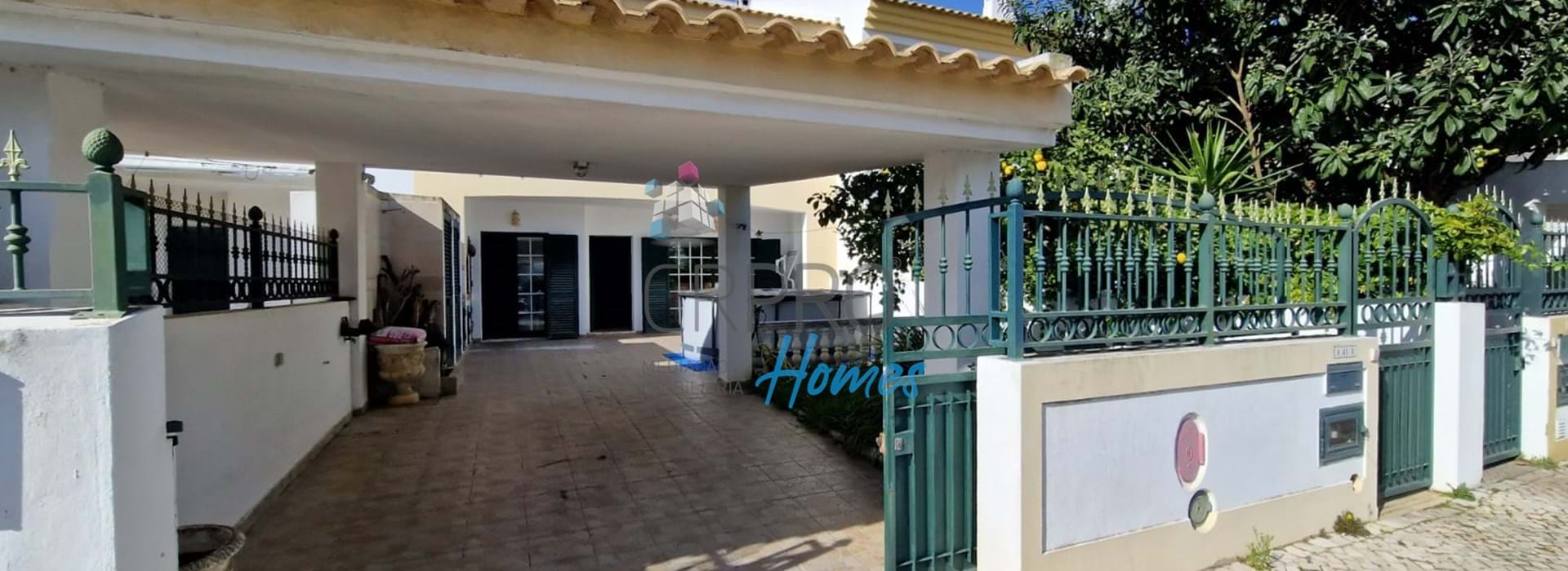 3 bedroom townhouse with private parking in Albufeira