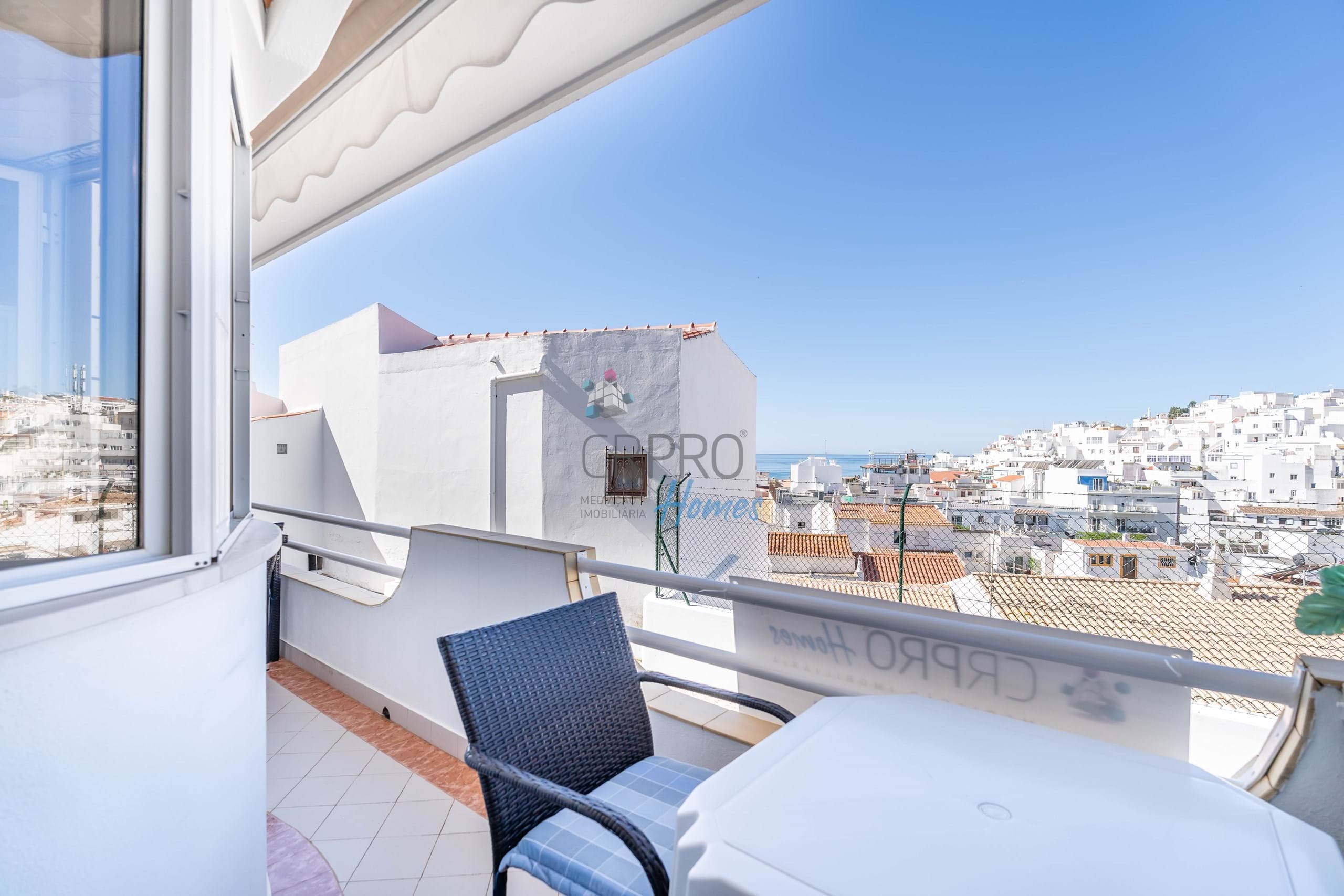 1+1 bedroom apartment in the center of Albufeira with parking space and storage room.