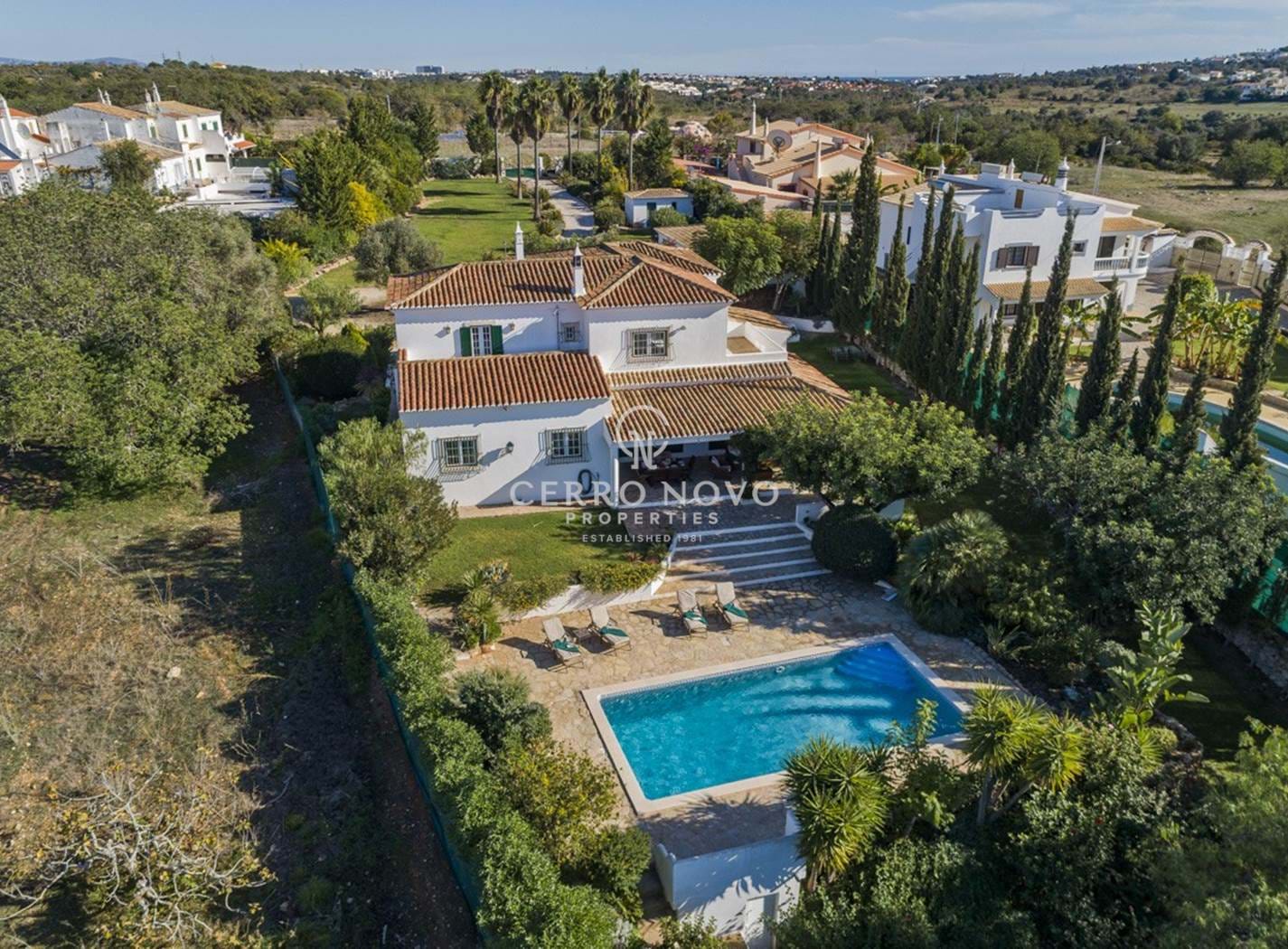 Excellente villa 5+1 avec magnifique piscine et jardins