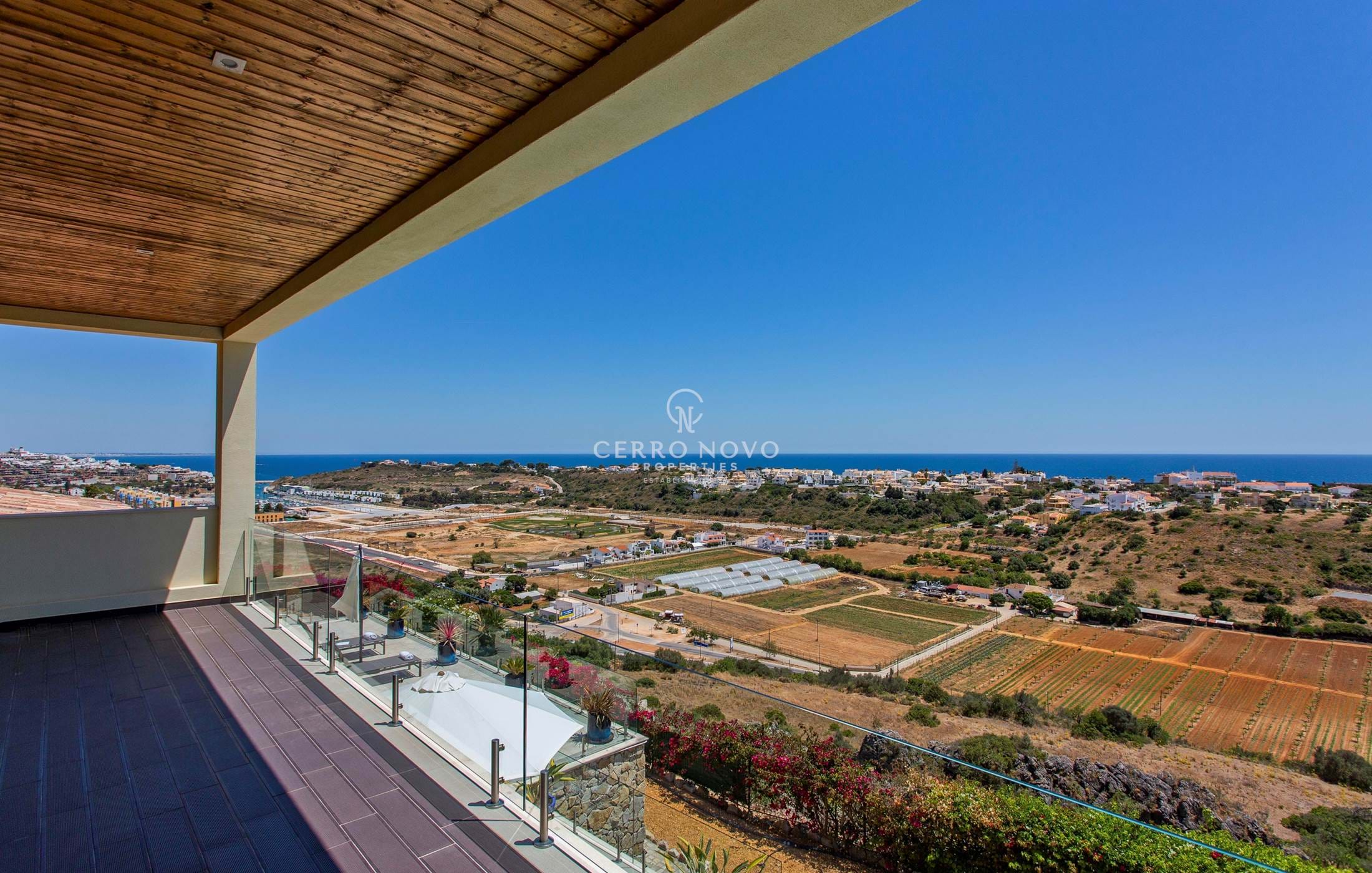 Moderne villa de 5 pièces avec vue spectaculaire sur la mer