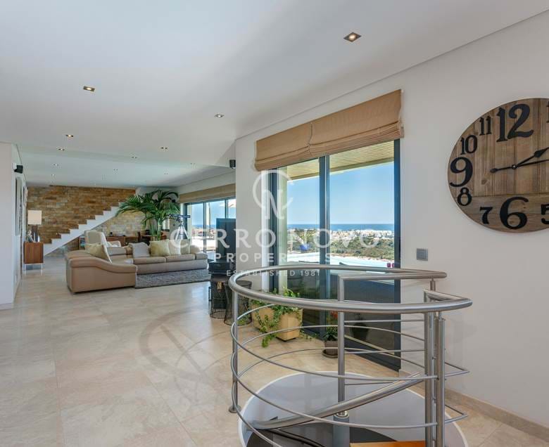 Moderne villa de 5 pièces avec vue spectaculaire sur la mer