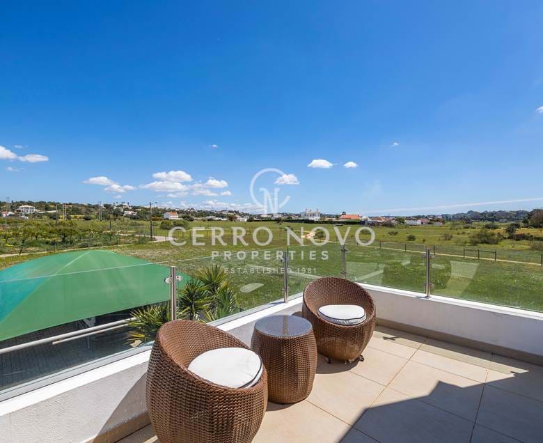 Secluded five bedroom villa in privileged position directly overlooking golf course