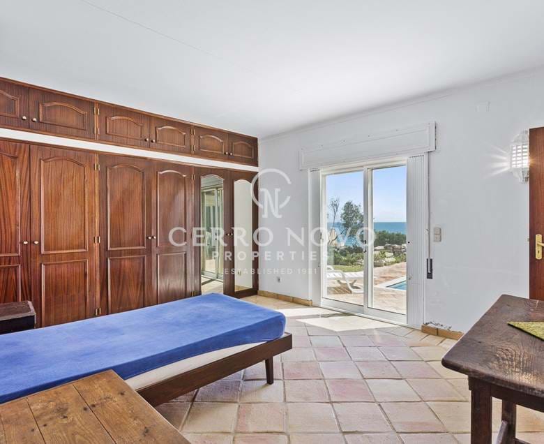 Incredibly spacious detached villa with outstanding ocean views