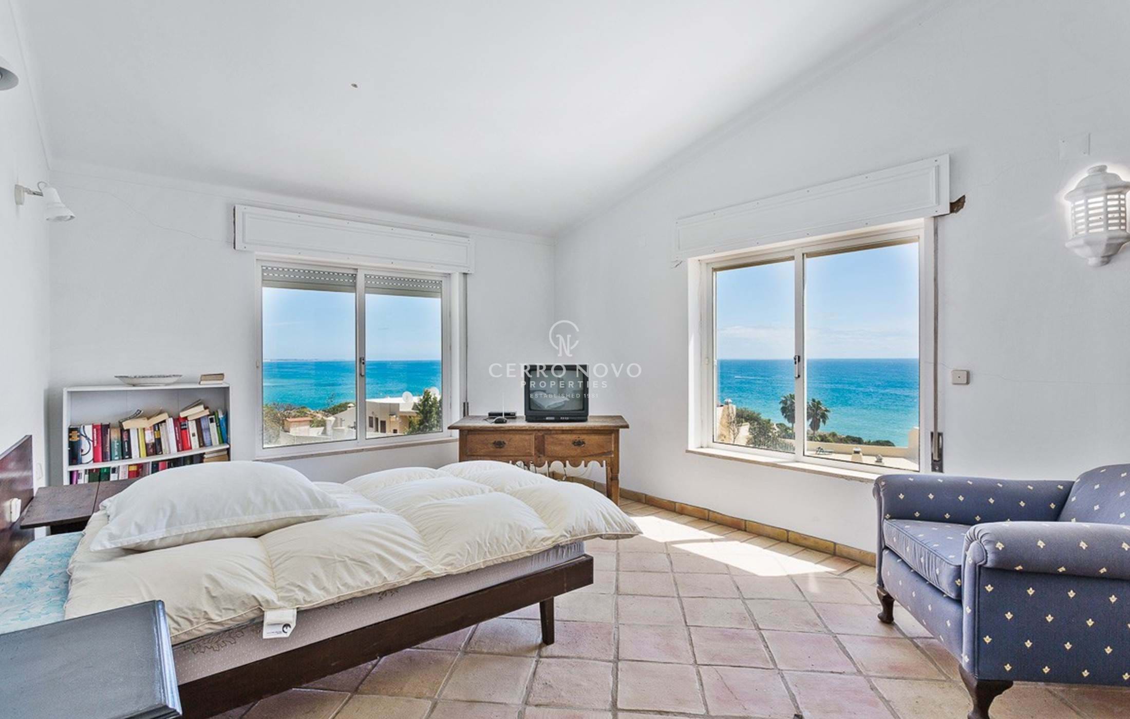 Incredibly spacious detached villa with outstanding ocean views