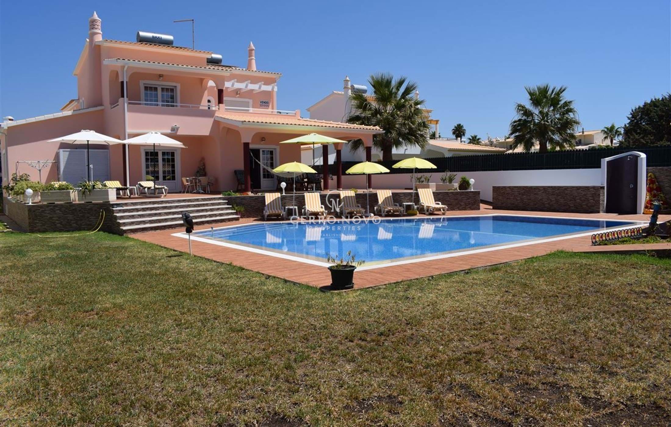 Detached villa with private pool 100 metres from the beach