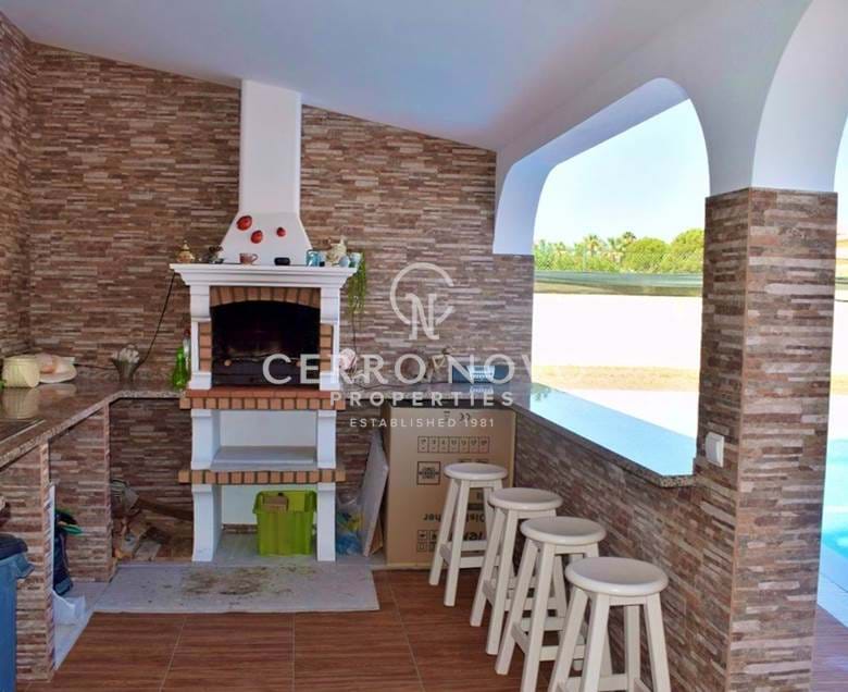 Detached villa with private pool 100 metres from the beach