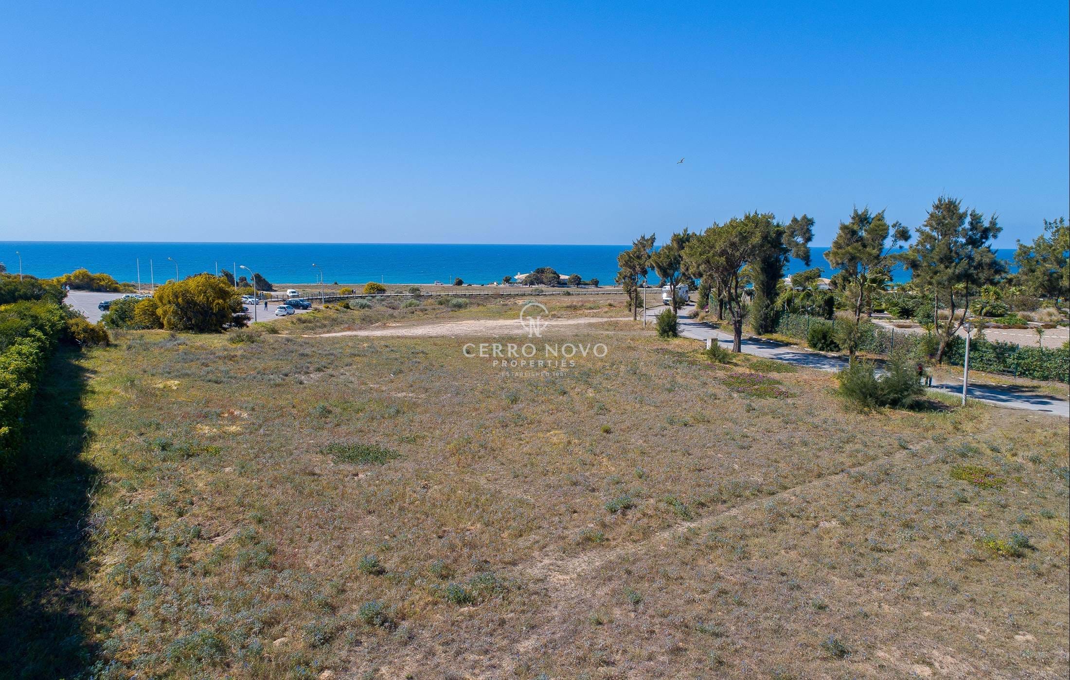 Amazing plot with sea view by the beach!