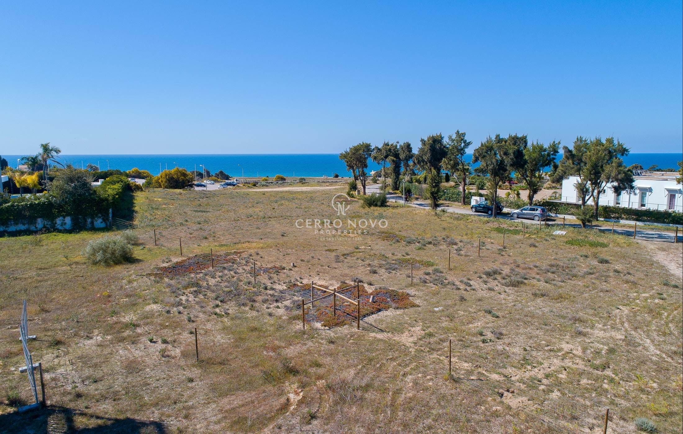 Amazing plot with sea view by the beach!