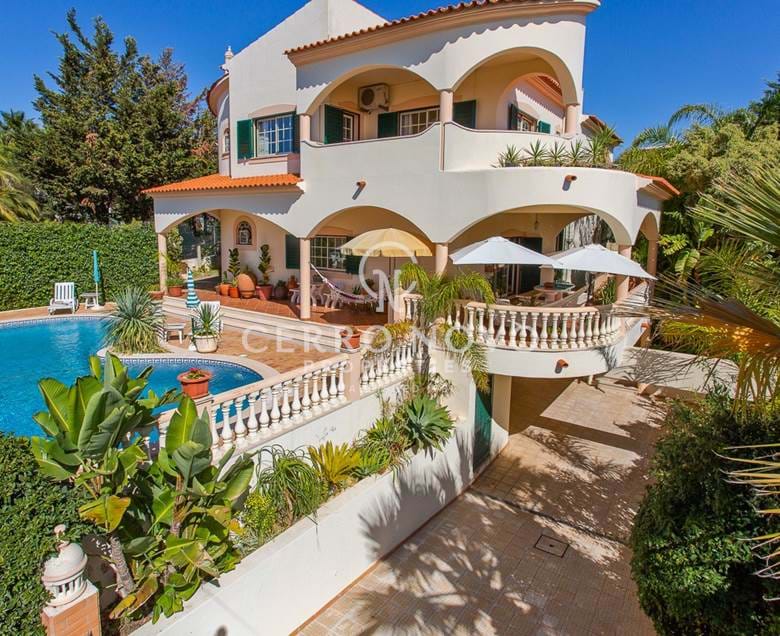 A Substantial Villa with Four Bedrooms, Swimming Pool & Sea View