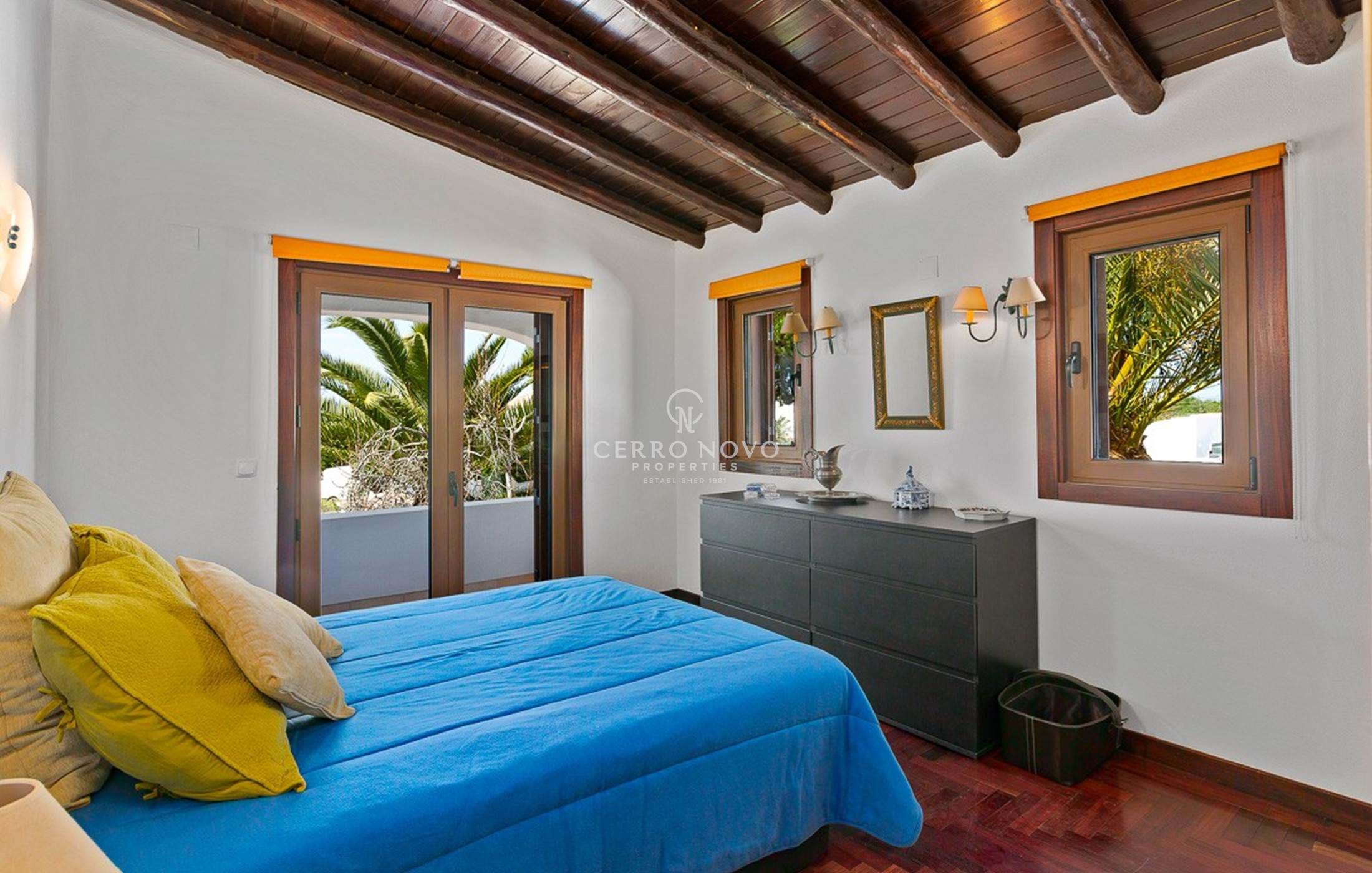 A traditional, Five bedroom semi-detached country villa near Guia
