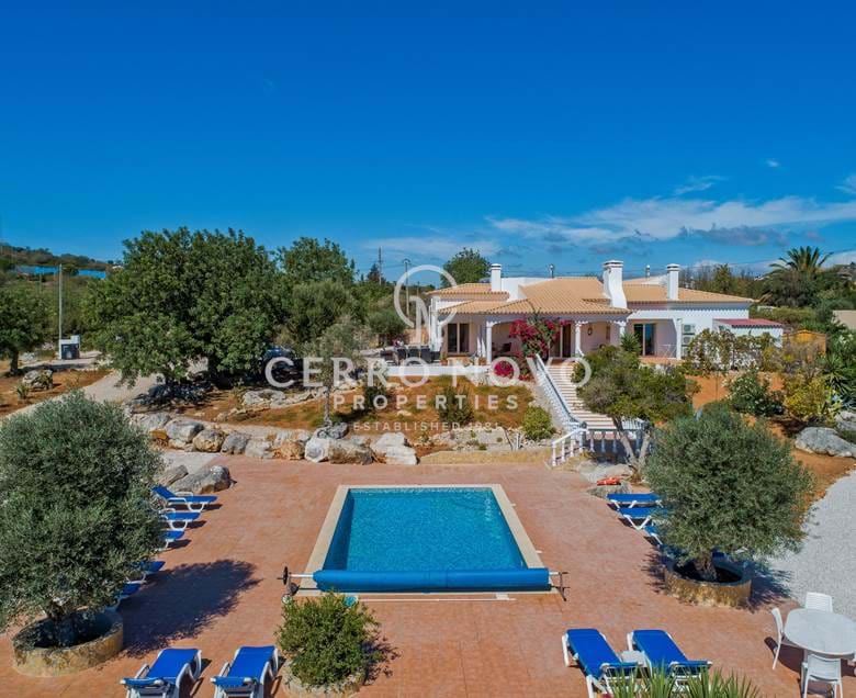 Unique estate with a lovely villa and three holiday lodges in Paderne
