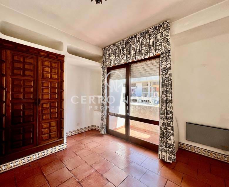 Two Bedroom apartment in central location close to Oura Beach