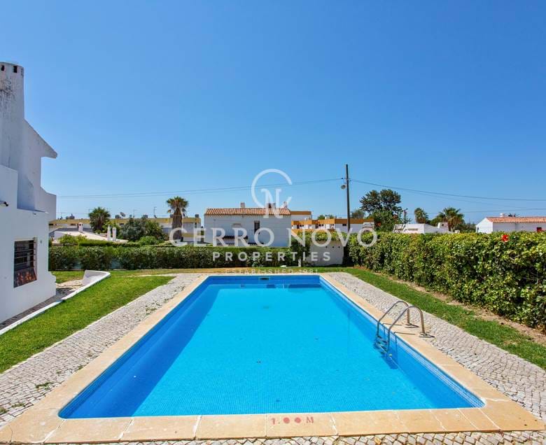 Detached four bedroom Villa (3+1) with gardens and pool