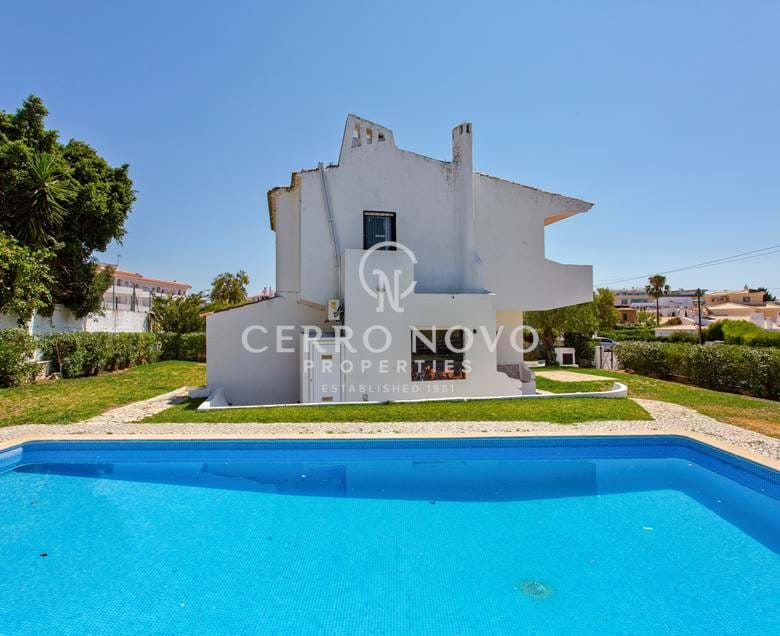 Detached four bedroom Villa (3+1) with gardens and pool
