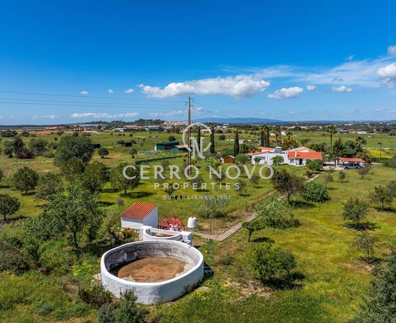 Traditional attached  farmhouse with large plot close to Algoz 
