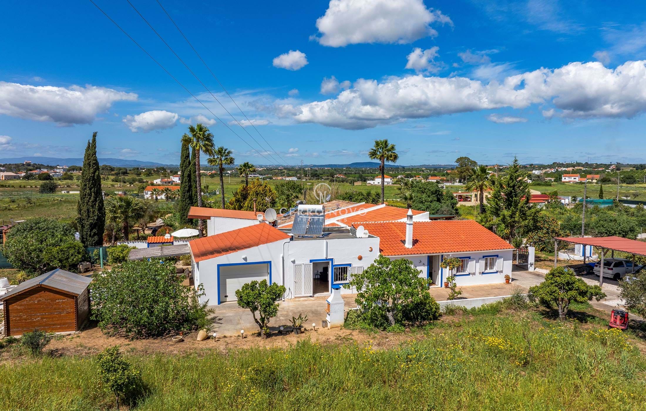 Traditional attached  farmhouse with large plot close to Algoz 