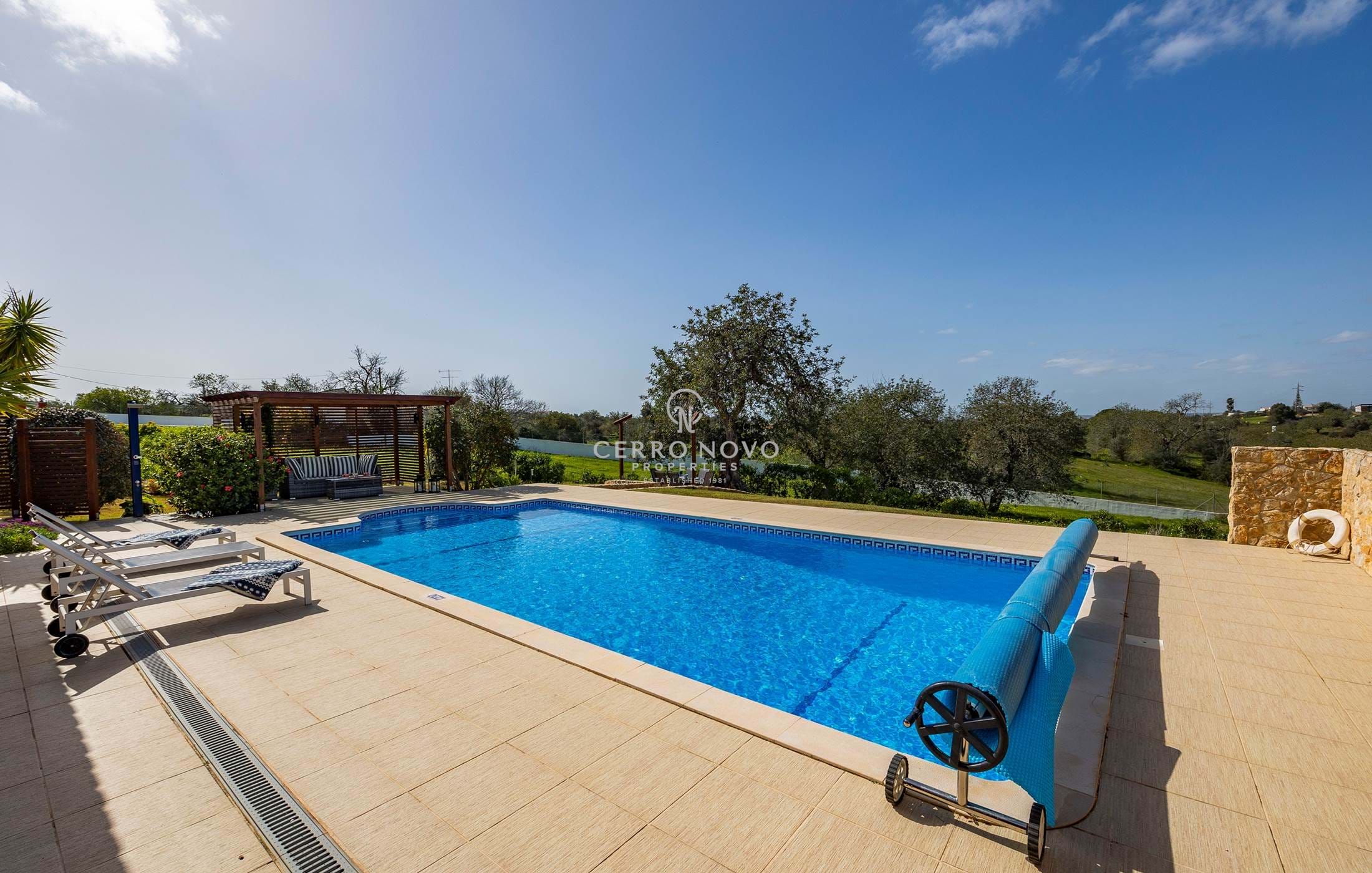 Fantastique villa  entièrement rénovée avec piscine et jardins.