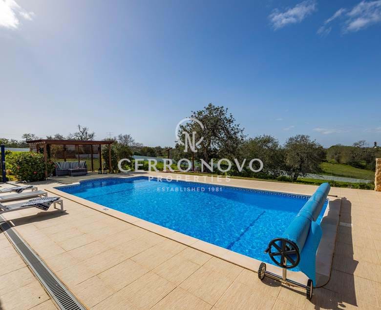 Fantastique villa  entièrement rénovée avec piscine et jardins.
