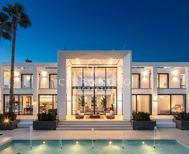 Spectacularly crafted contemporary villa with sea view 