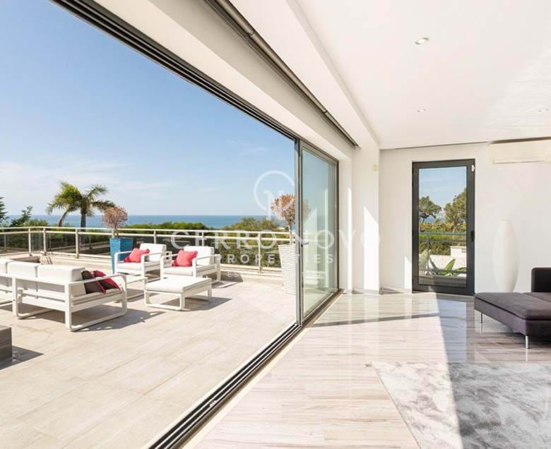 Modern luxury villa a few steps from the beach