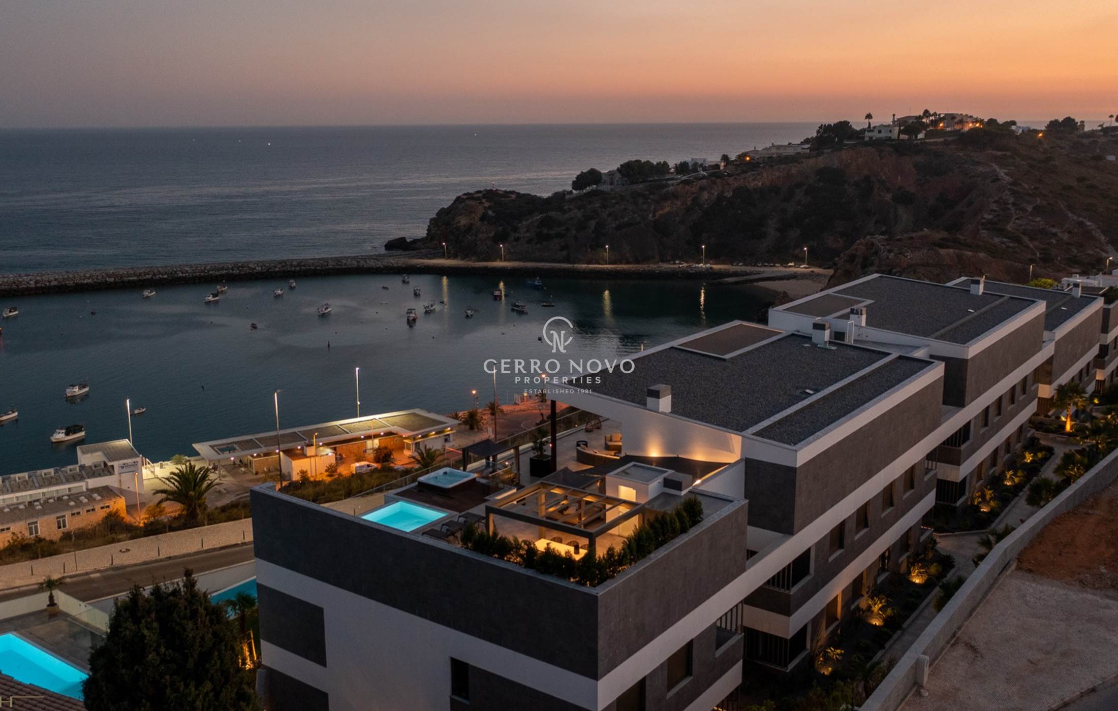Frontline penthouse with breathtaking sea views and private pool