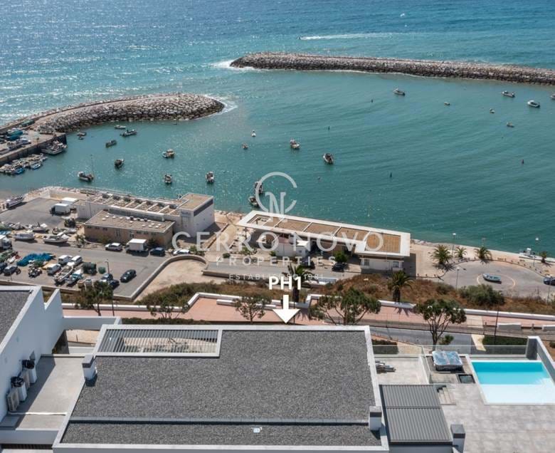 Penthouse de primeira linha com vista mar e piscina privada
