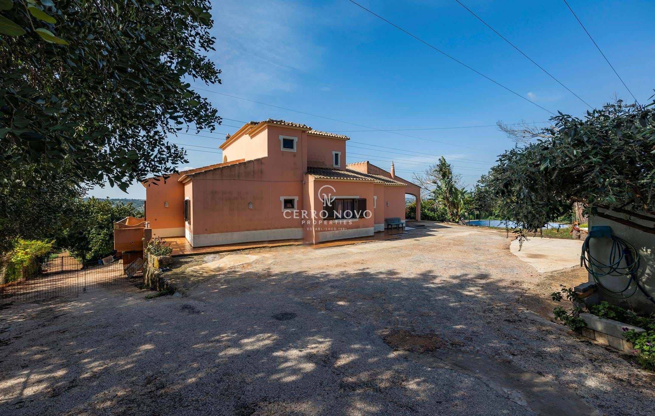 A large family property amidst the orange groves of Algoz