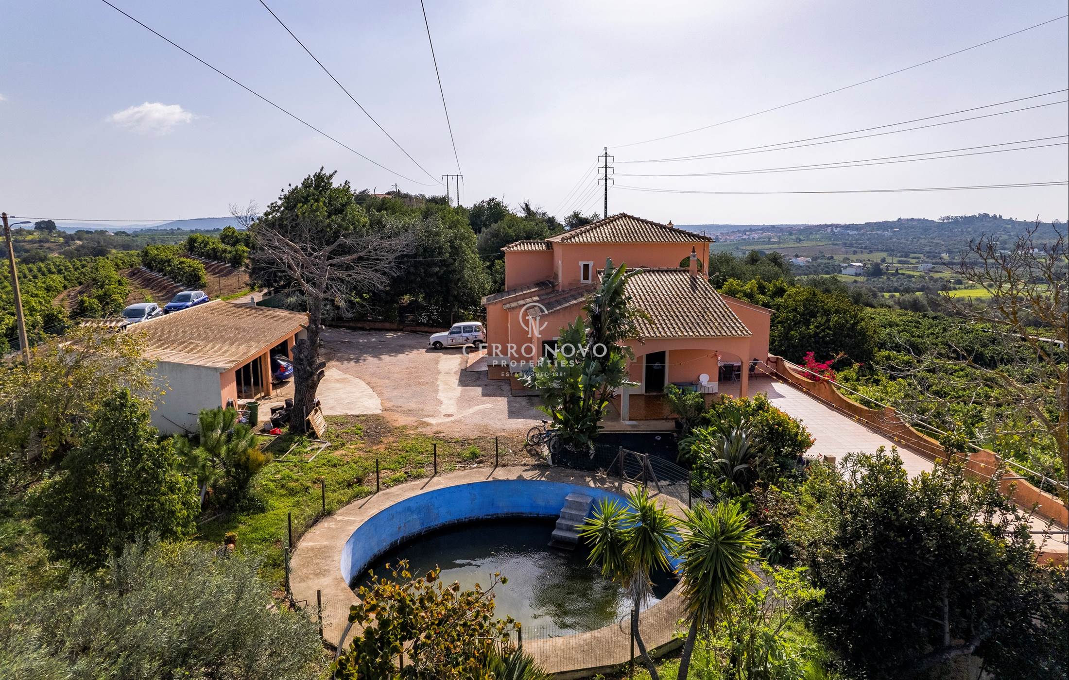 A large family property amidst the orange groves of Algoz
