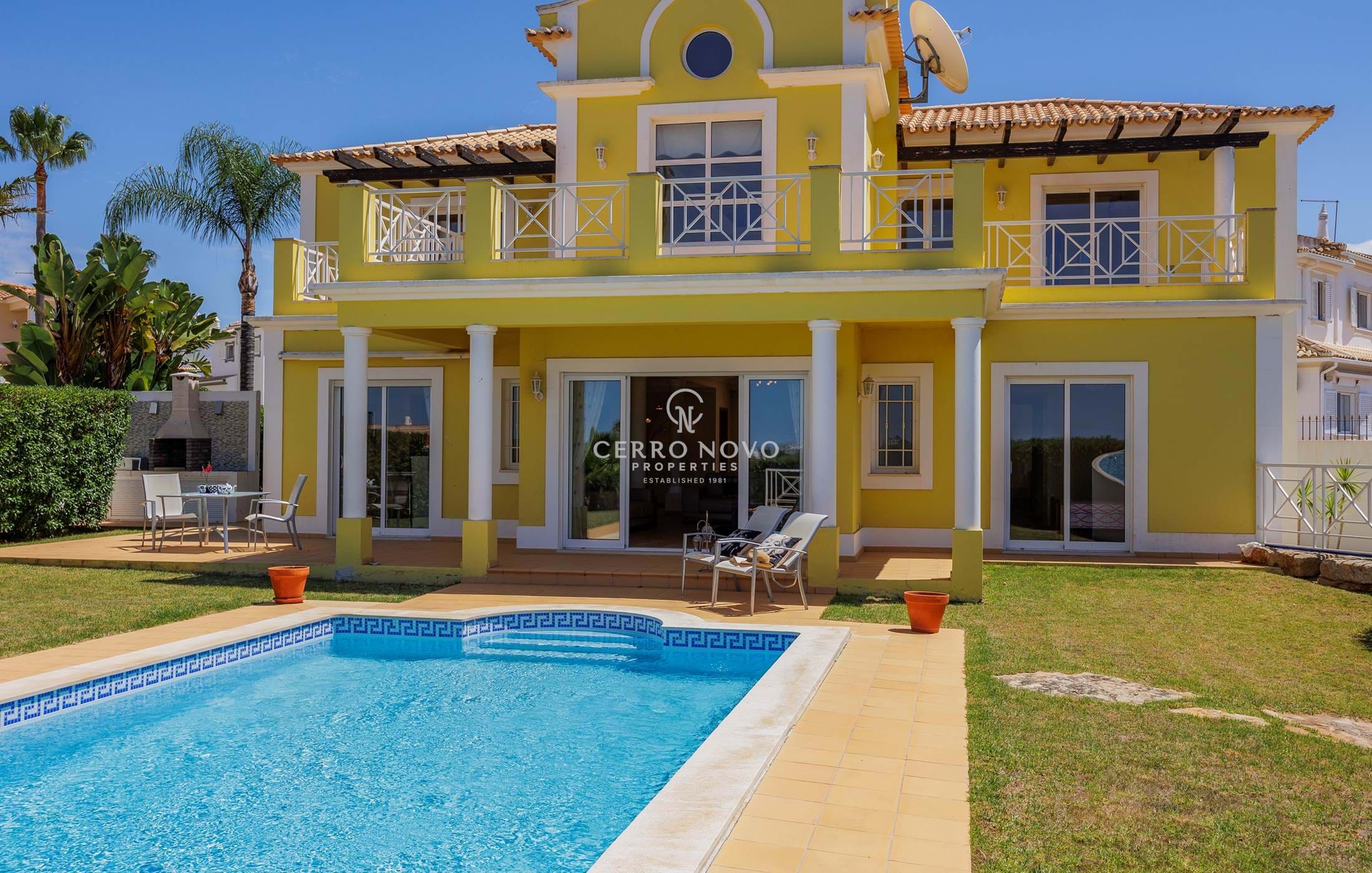 Elegant detached four bedroom villa with stunning interiors