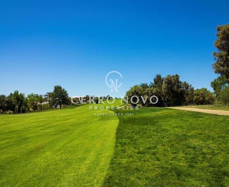 Luxury townhouses with private pool on renowned golf course