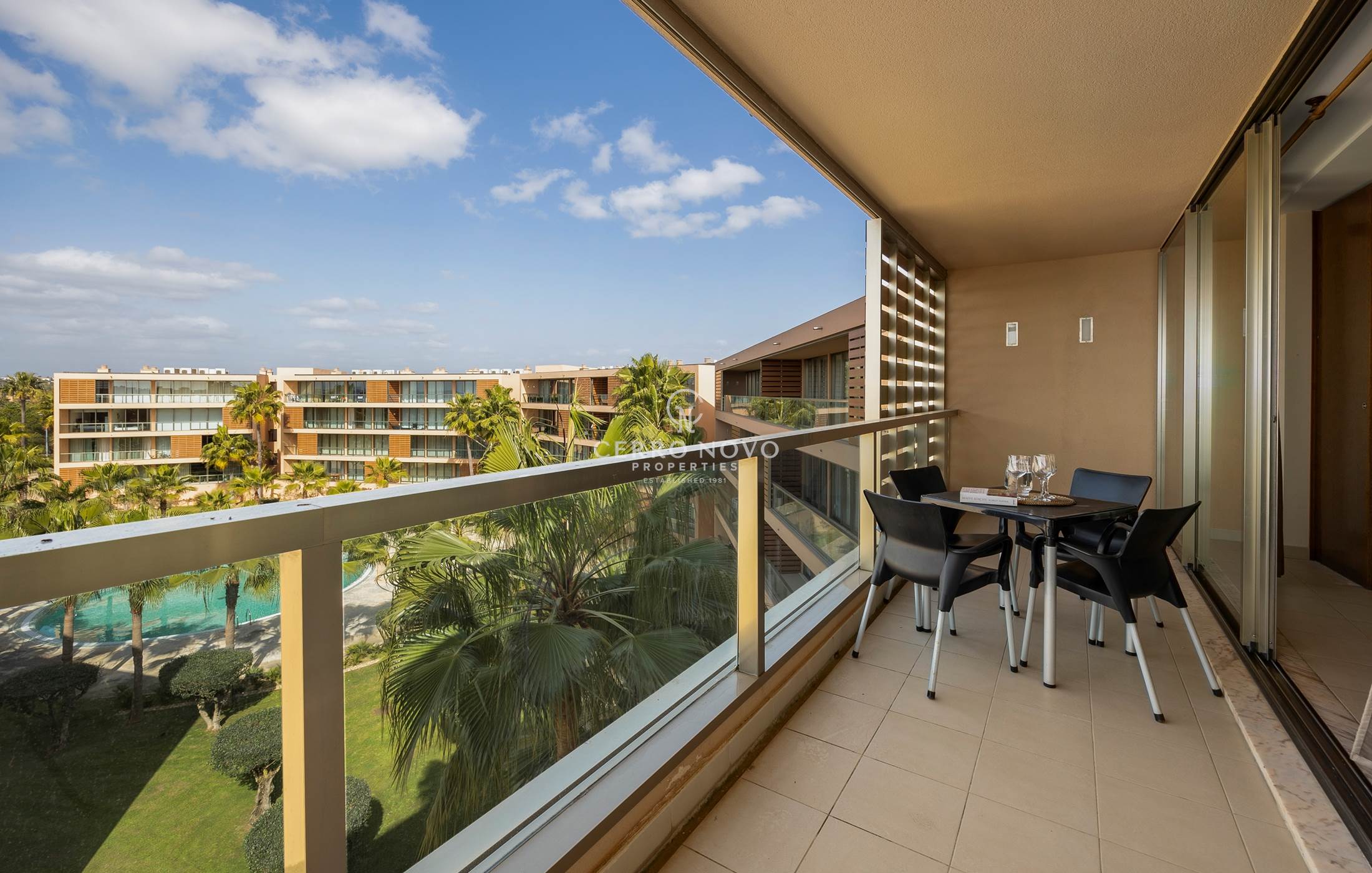 VENDIDO-  Apartamento moderno de dois quartos num excelente Resort perto da Praia e do Golfe dos Salgados