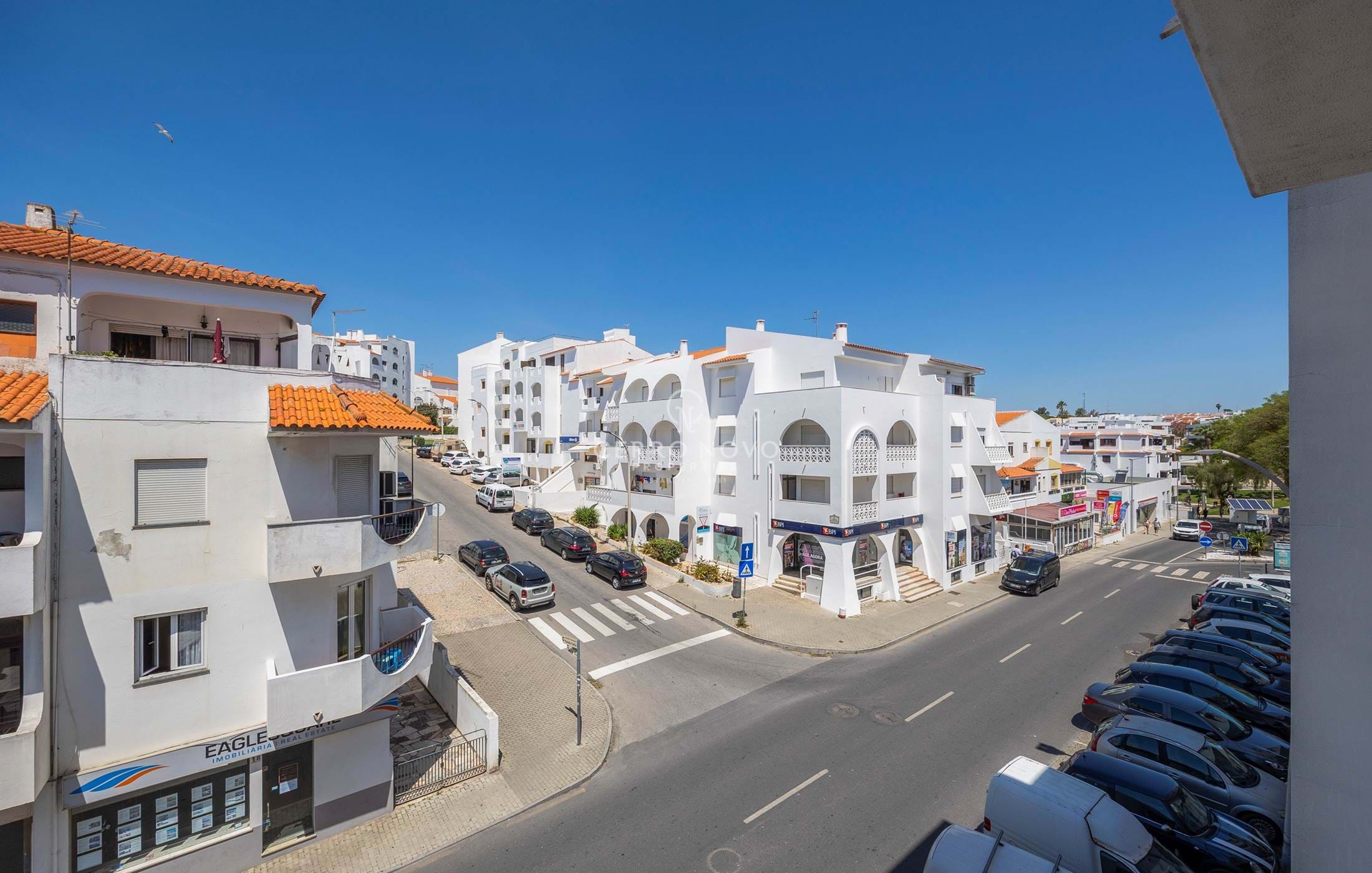 Large, completely renovated T3 central Albufeira apartment with sea views 