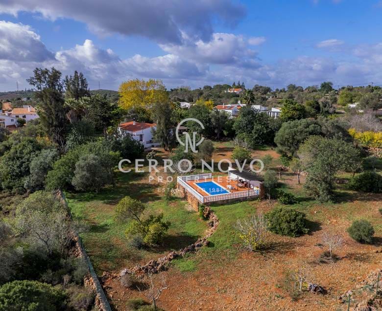  A charming rural Algarve bungalow on a large plot with pool