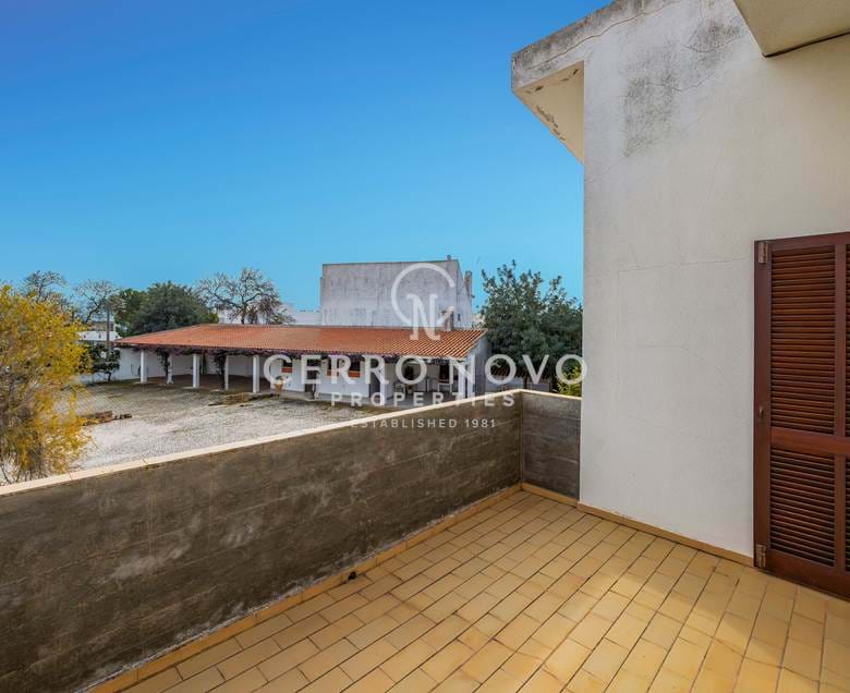 Two plots with 3 + 1 bedroom villa, garage and annex in the heart of the city