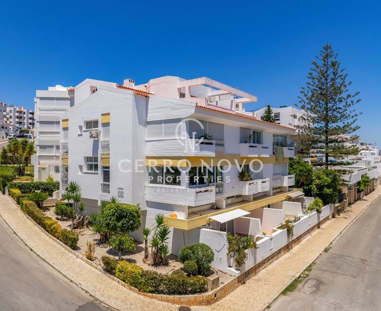 Large, two-bedroom dual aspect apartment with stunning sea views