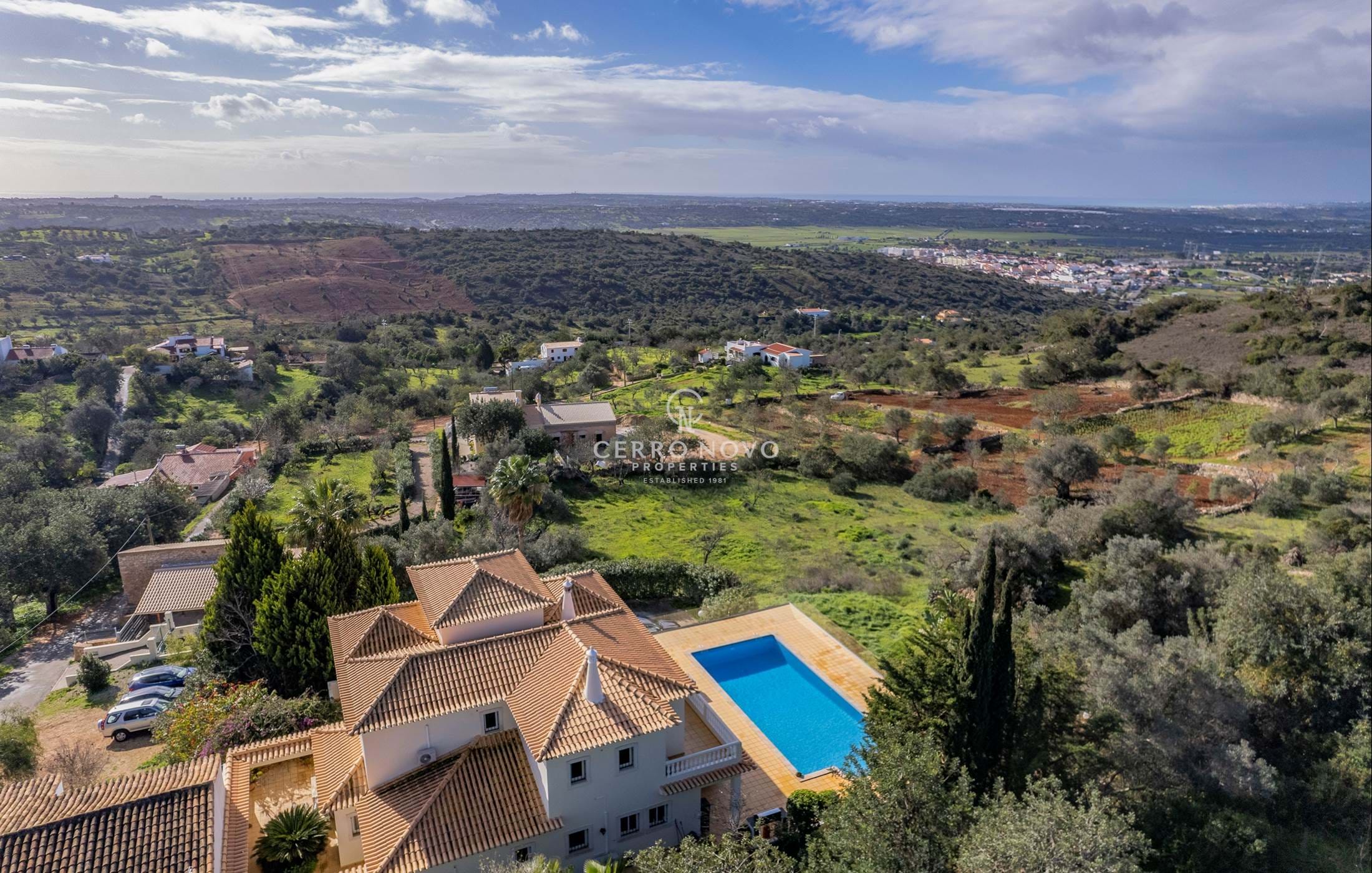  Large country villa with spectacular views to the coast