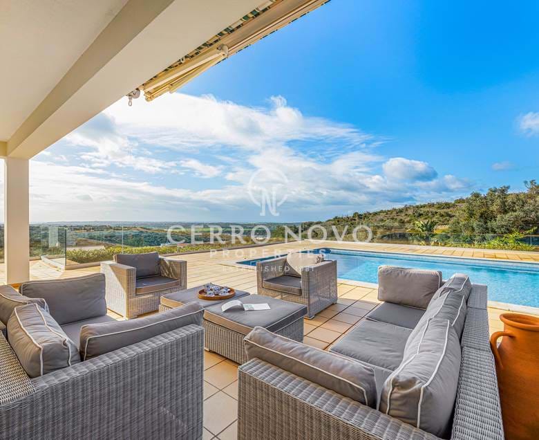  Large country villa with spectacular views to the coast