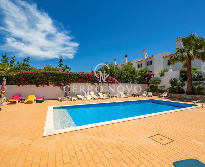 Three bedroom linked villa with garage and communal pool