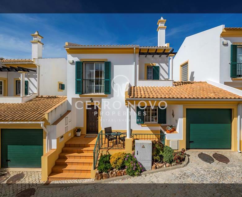 Three bedroom linked villa with garage and communal pool