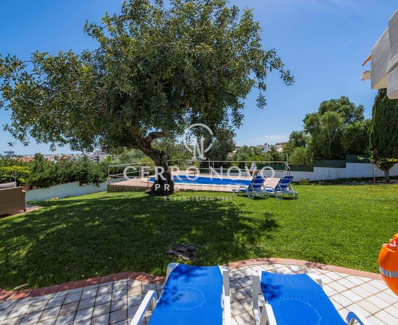 Moradia com piscina privada no centro de Albufeira, completamente renovada  
