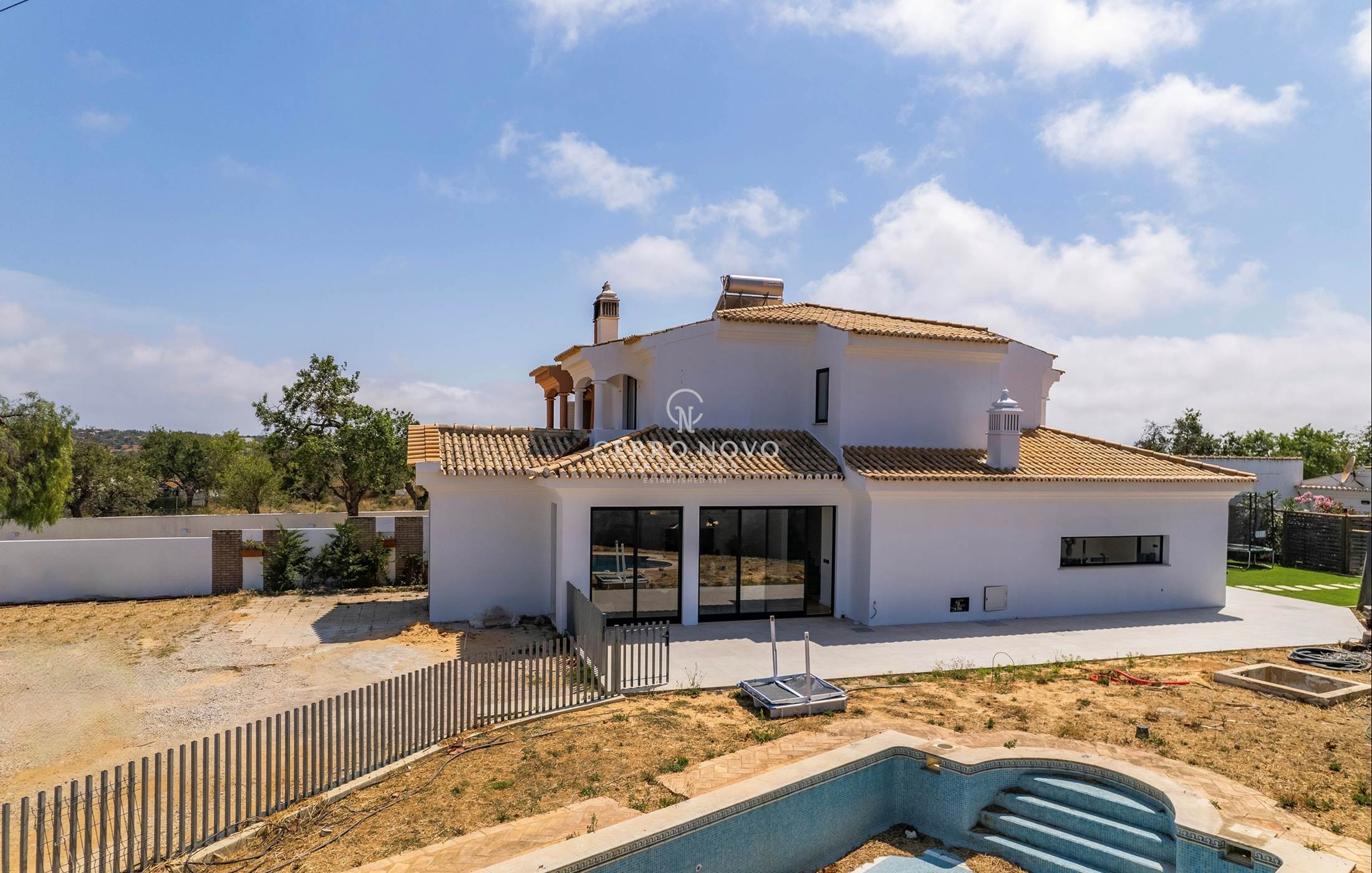 Three bedroom villa with private pool and annexe