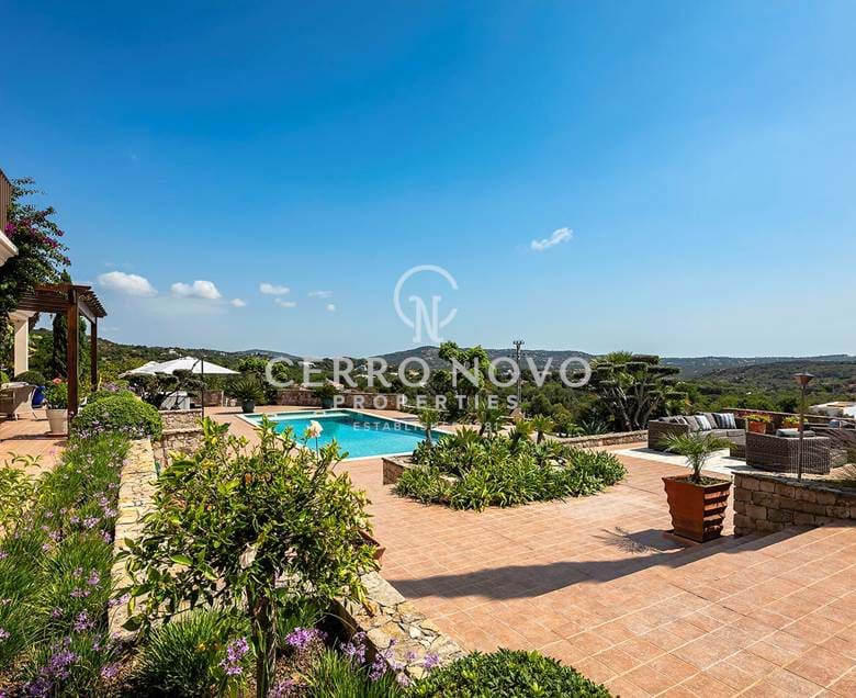 Stylish 4-bedroom villa situated on an elevated plot near Loulé