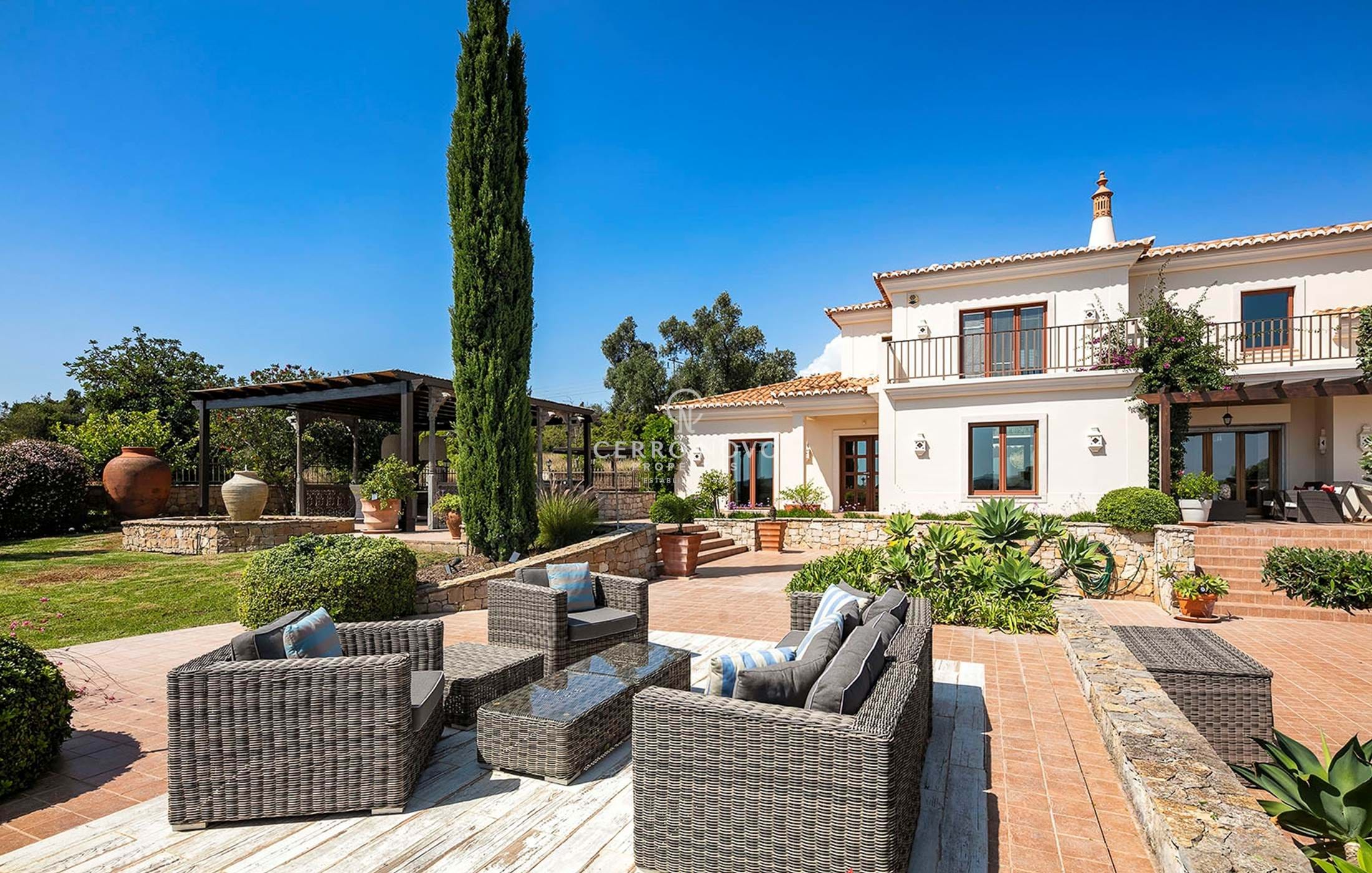 Stylish 4-bedroom villa situated on an elevated plot near Loulé