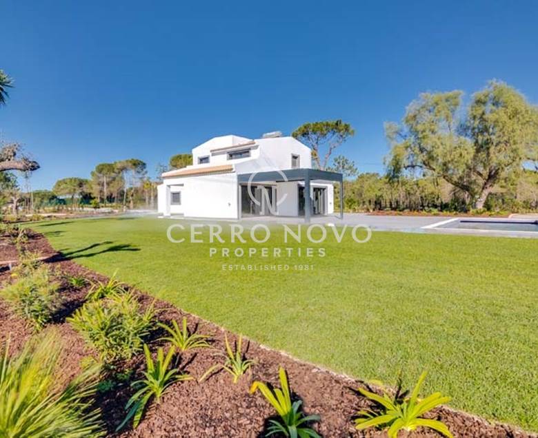 A newly renovated 3-bedroom villa on a large plot well located close to Almancil and Quinta do Lago